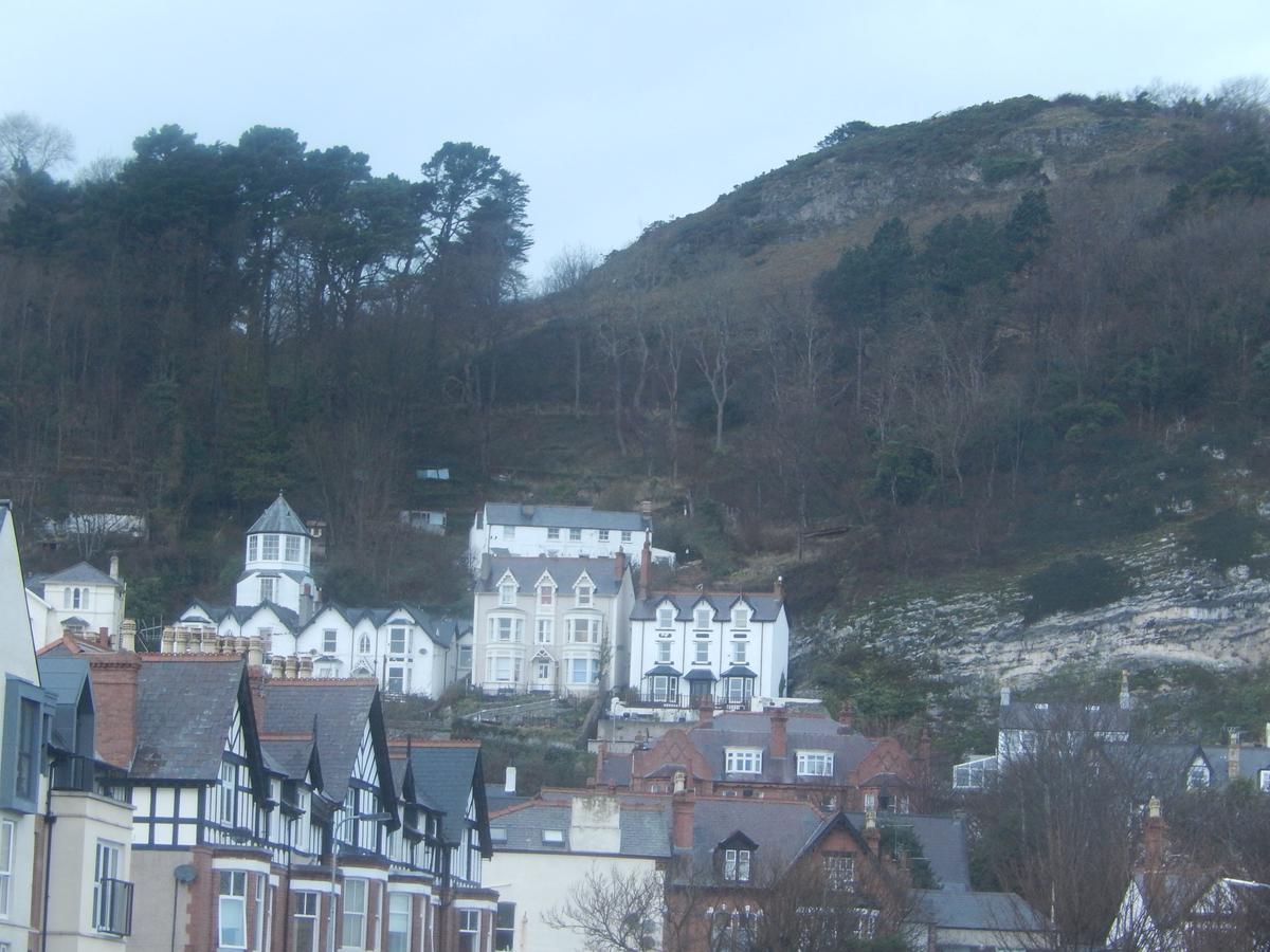 Shore To Shore Bed and Breakfast Llandudno Esterno foto