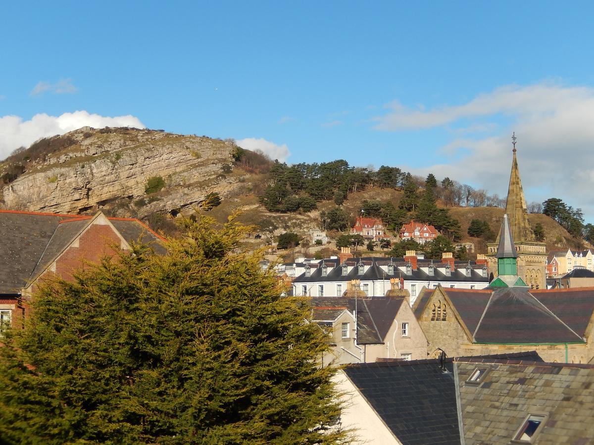 Shore To Shore Bed and Breakfast Llandudno Esterno foto